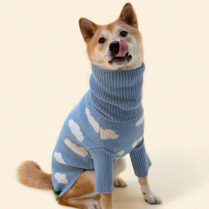 Le Pull - CLOUDS porte par un shiba